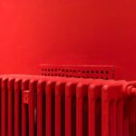 Rippenrohrheizkörper in een industriële omgeving, ideaal voor elektrische verwarmingssystemen.