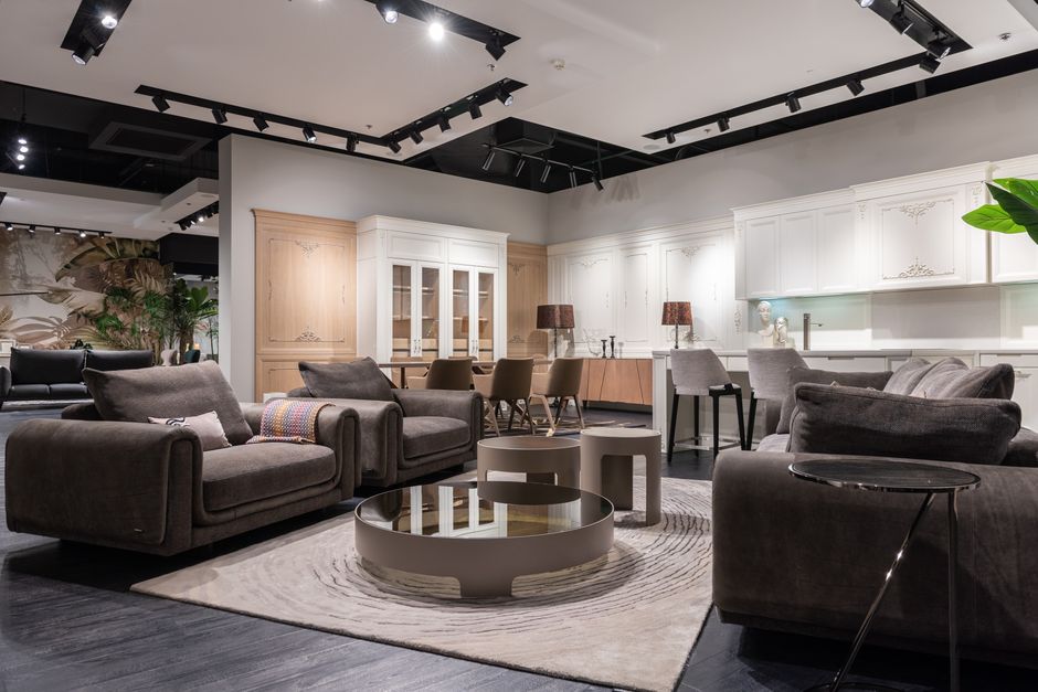 Stijlvolle salontafel met ruime opbergvakken in een moderne woonkamer, perfect voor een opgeruimd interieur.