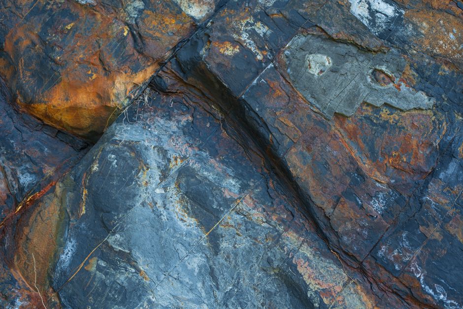 Een persoon die documenten bekijkt over mineralenrechten en olie en gas, met een laptop op een bureau.